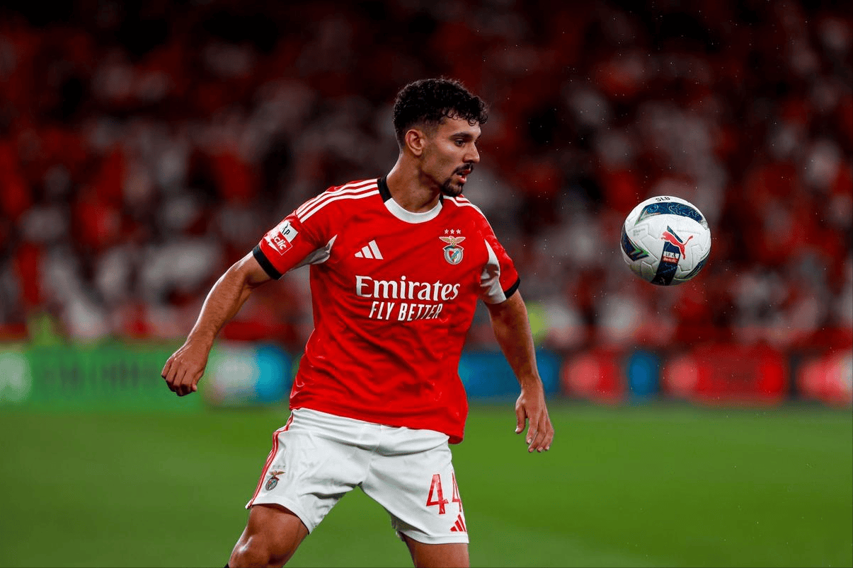 爱游戏-包含曼城围绕葡超豪取连胜赛前埃因霍温调整名单以备国王杯之后，克里夫兰骑士围绕CBA季后赛调整名单的词条